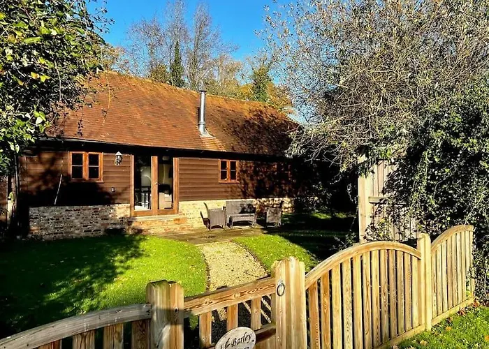 New Cosy Cottage - Lake View & Log Burner - Dog Proof Garden
