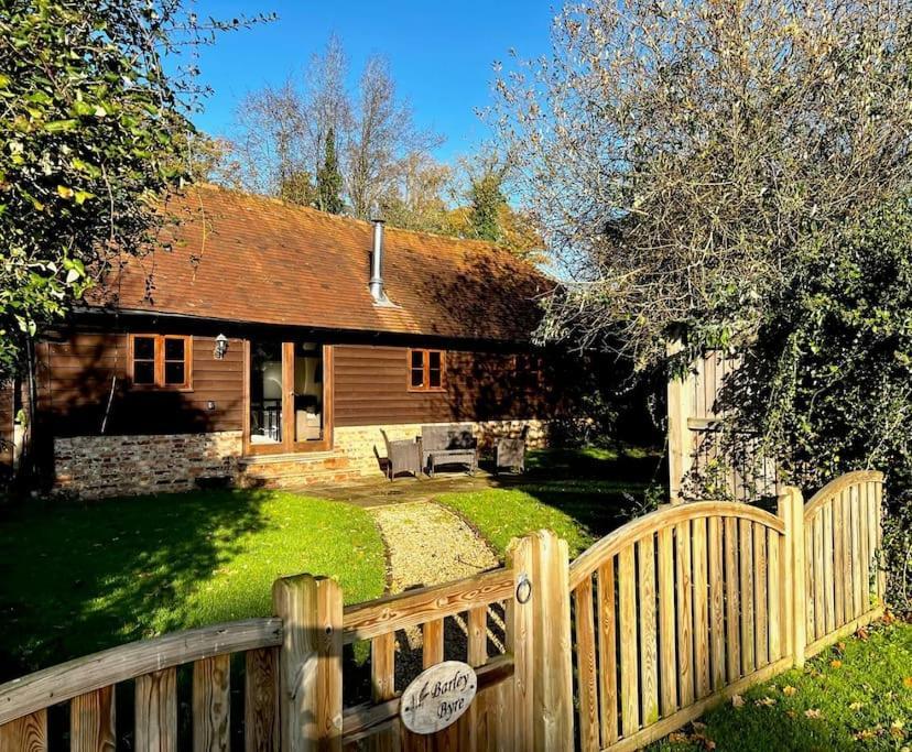 New Cosy - View & Log Burner - Dog Proof Garden Rolvenden