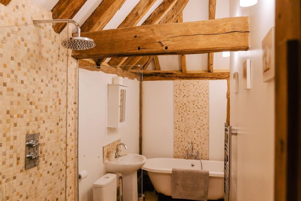New Cosy - View & Log Burner - Dog Proof Garden Holiday home