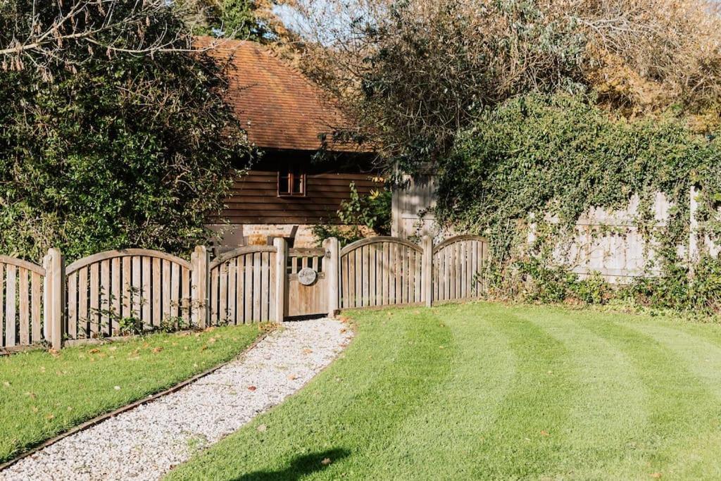 New Cosy - View & Log Burner - Dog Proof Garden Holiday home *